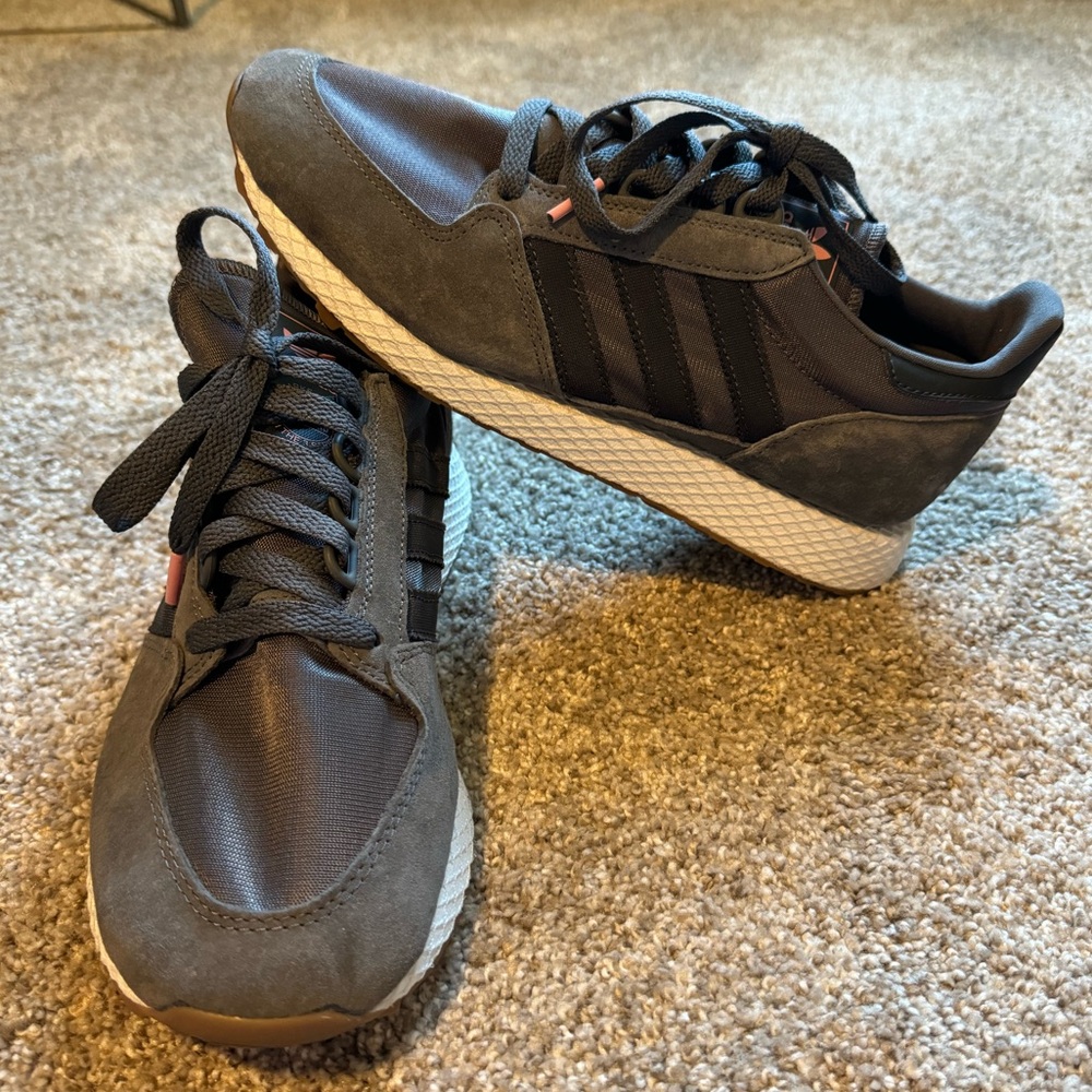 Adidas, size 8, gray casual running shoe, excellent condition!